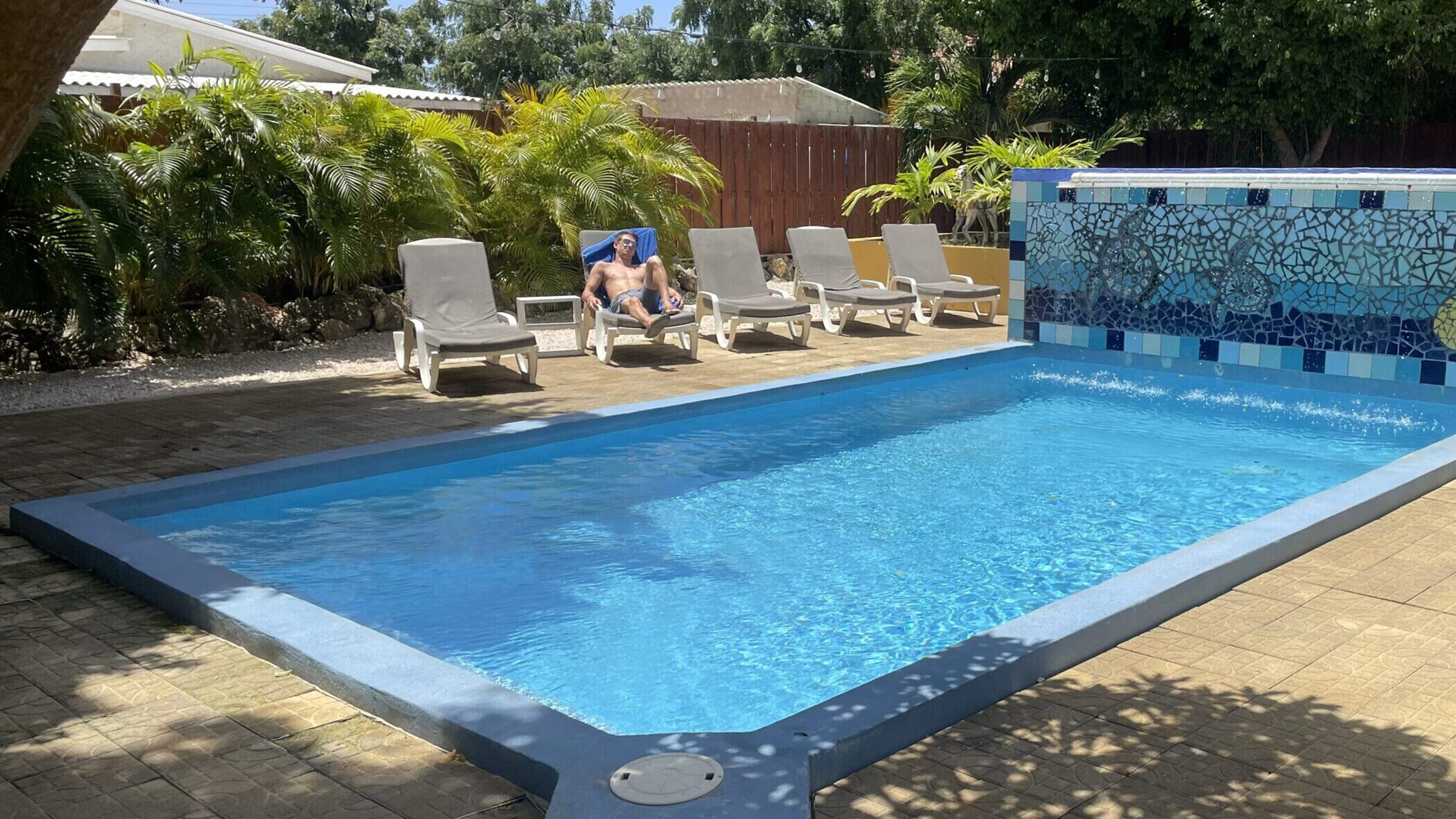 Divehutbonaire_Pool_01